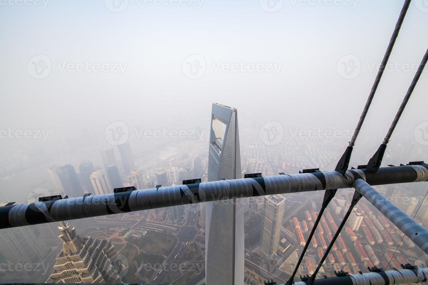 tour de shanghai, 110 étage ， brouillard et brume photo