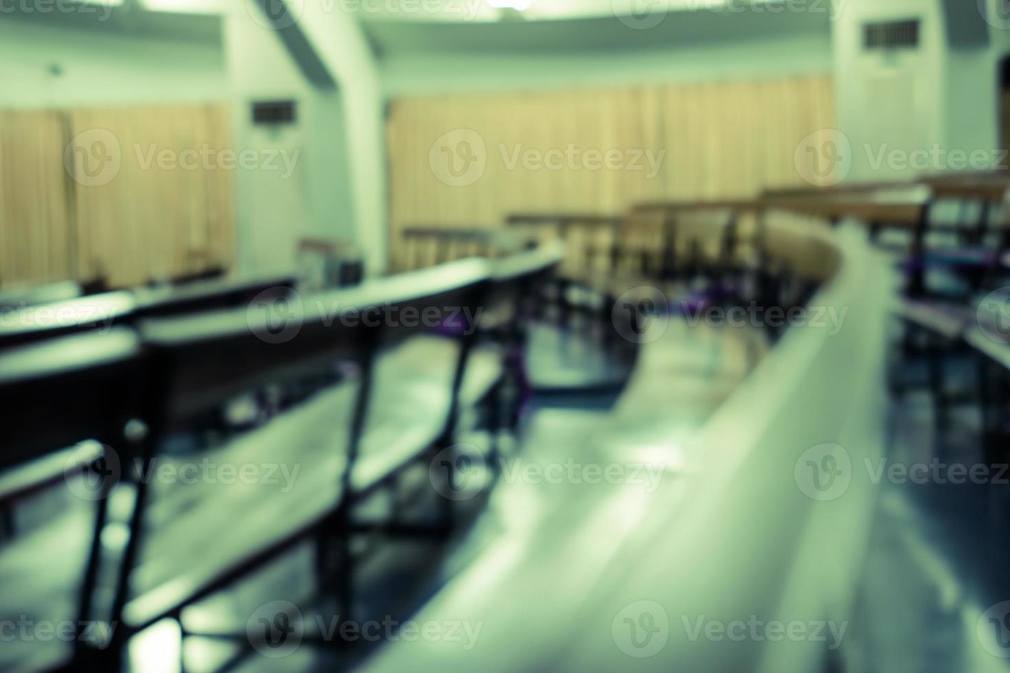 banc de flou abstrait dans l'auditorium, style effet vintage photo