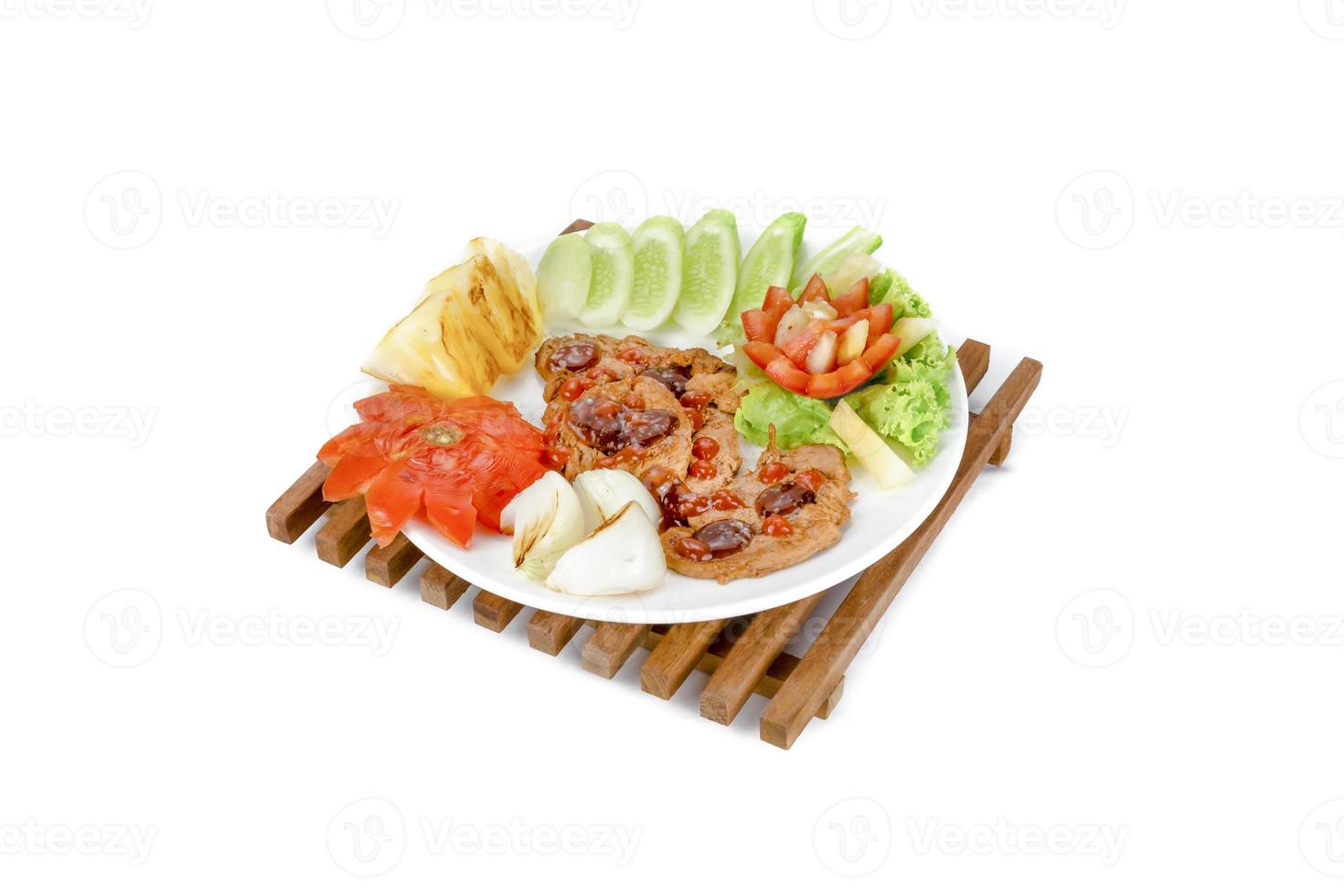 steak de viande grillé avec salade de légumes sur fond blanc photo