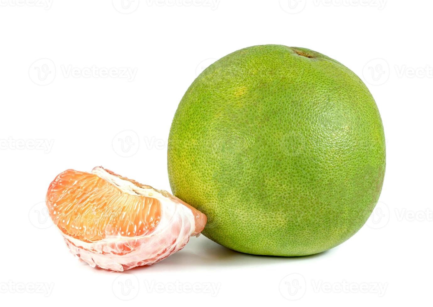 Fruit de pelure de pomelo isolé sur fond blanc photo