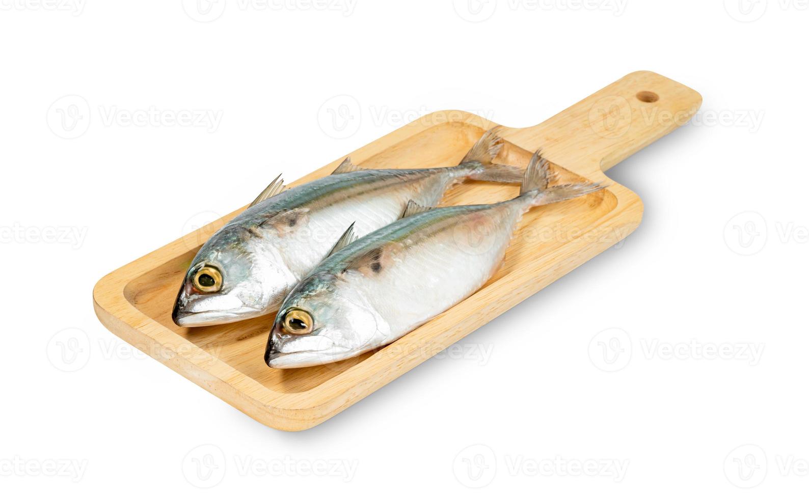 poisson maquereau frais avec plateau en bois carré isolé sur fond blanc, inclure un tracé de détourage photo