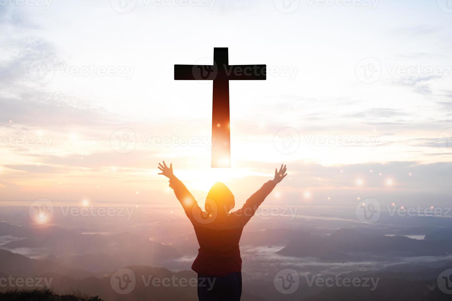 un homme lève les mains et se croise avec le coucher du soleil.elle est si calme espoir, respect, spirituel, crucifix, religion et paix.photo concept chrétien et espoir. photo