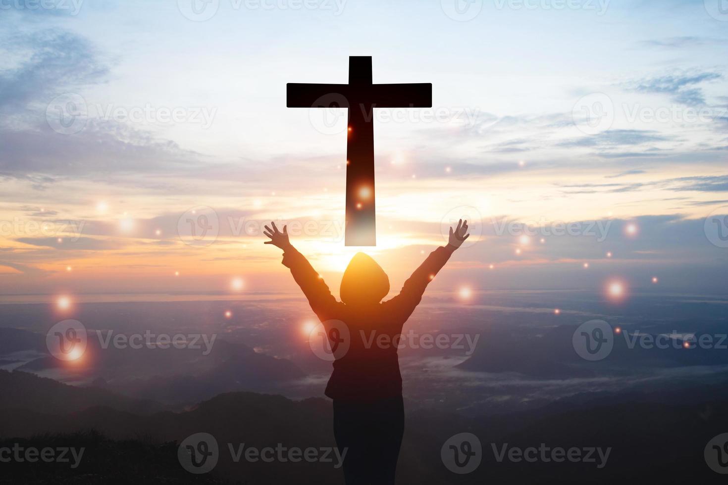 un homme lève les mains et se croise avec le coucher du soleil.elle est si calme espoir, respect, spirituel, crucifix, religion et paix.photo concept chrétien et espoir. photo