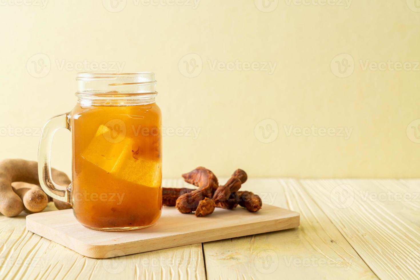 délicieuse boisson sucrée jus de tamarin et glaçon photo