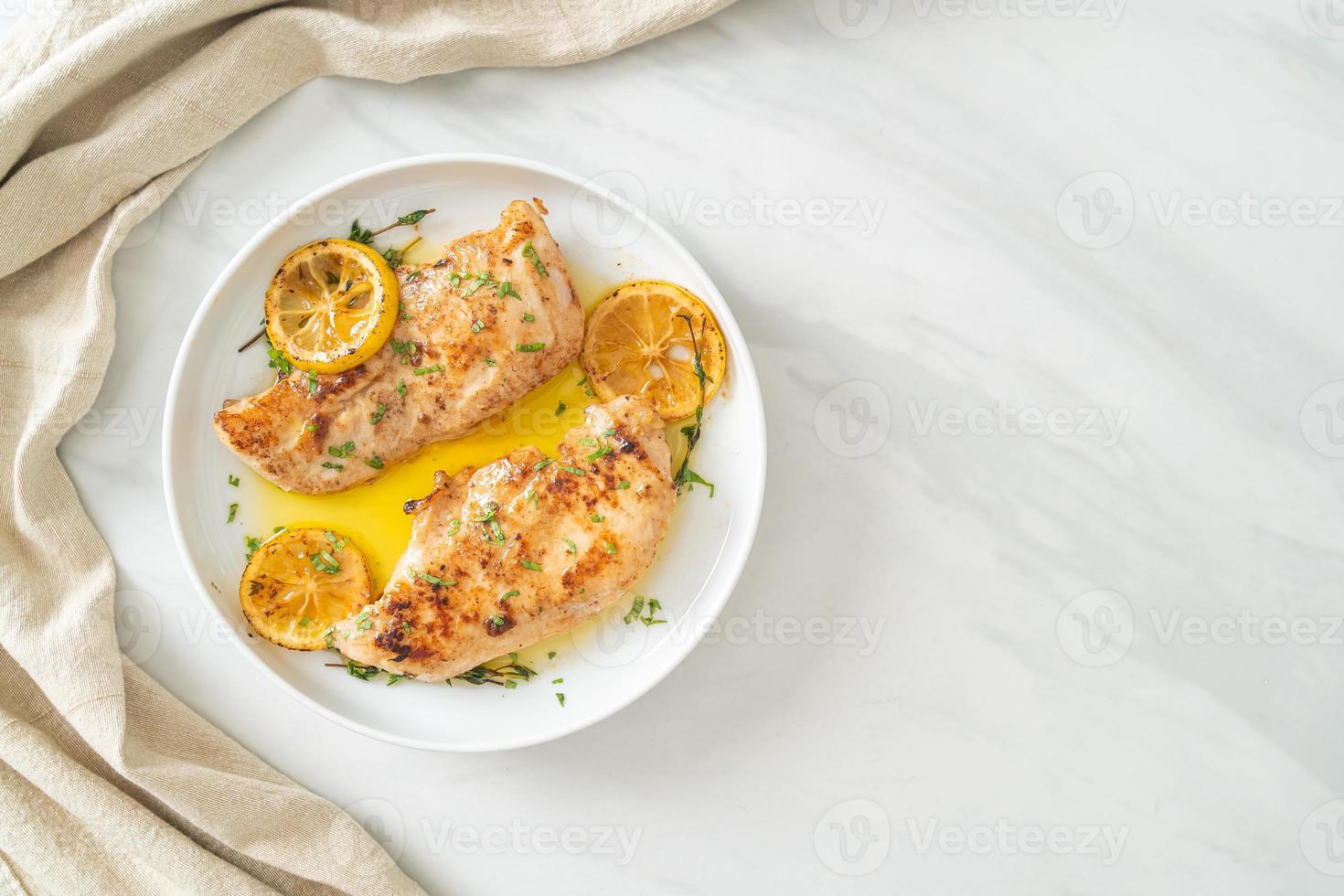 poulet grillé au beurre, citron et ail photo