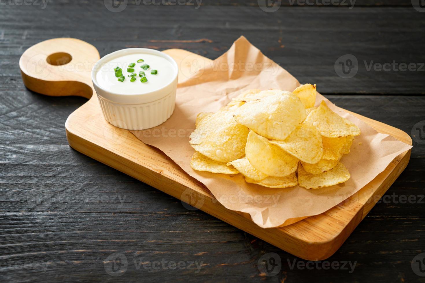 chips de pommes de terre à la crème sure photo