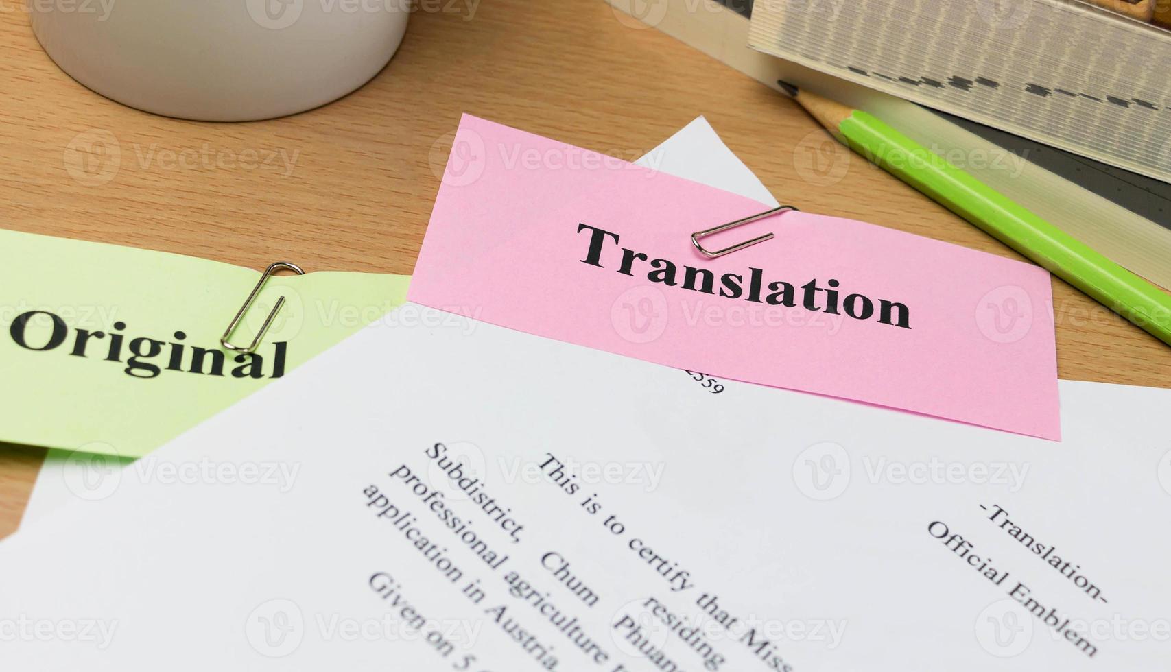 papier de traduction sur table en bois photo