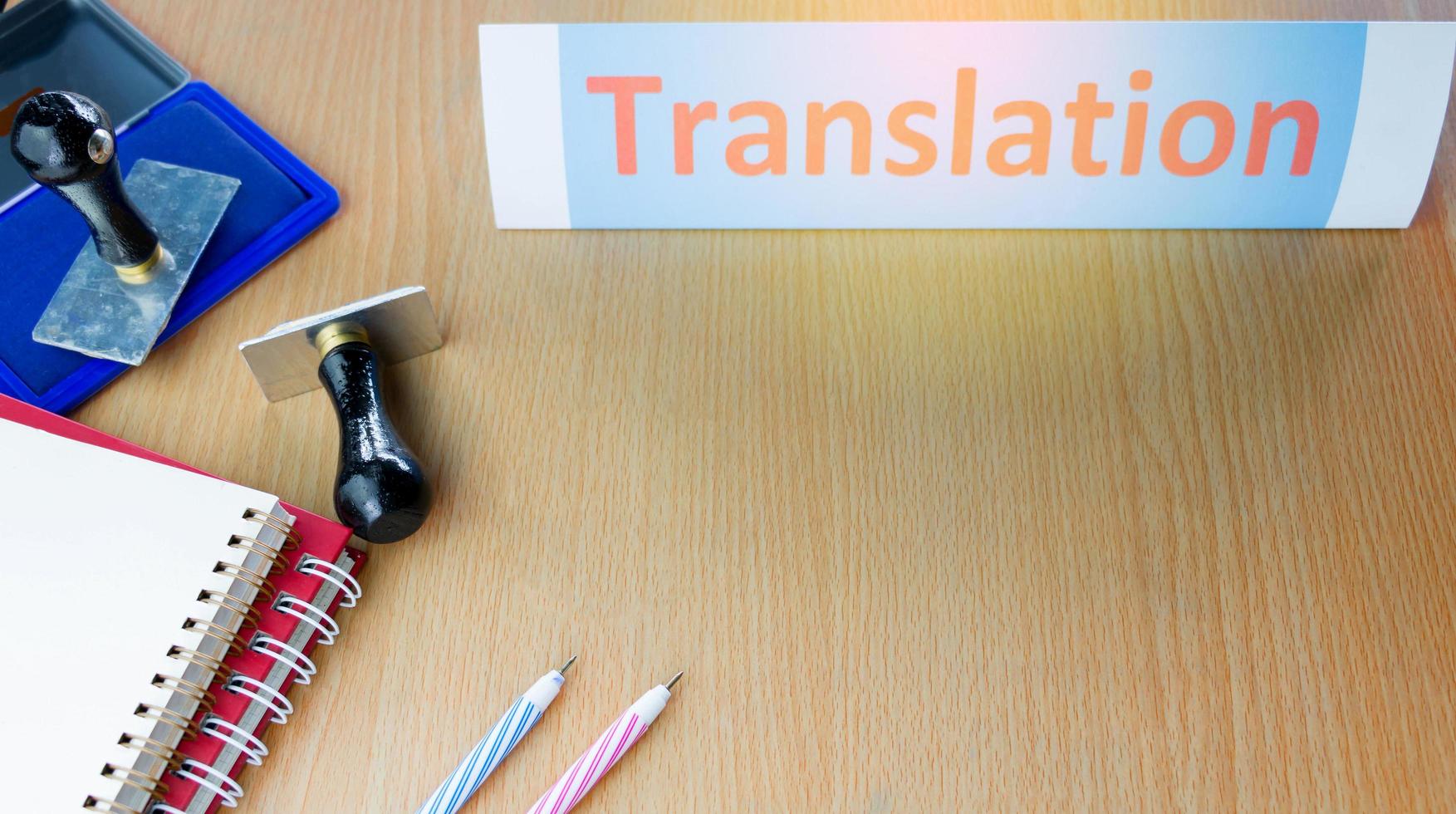 mot de traduction sur la table de bureau photo