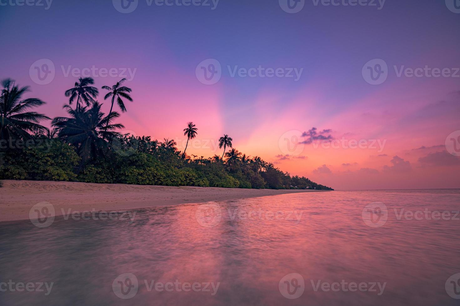 fantastique vue rapprochée des vagues d'eau de mer calme avec la lumière du soleil orange au coucher du soleil. paysage de plage de l'île tropicale, côte exotique. vacances d'été, vacances nature incroyable pittoresque. paradis de la détente photo