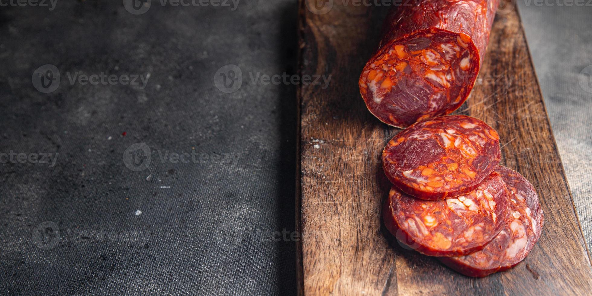 chorizo saucisse épices viande plat frais repas sain nourriture collation régime alimentaire sur la table copie espace nourriture fond rustique vue de dessus photo