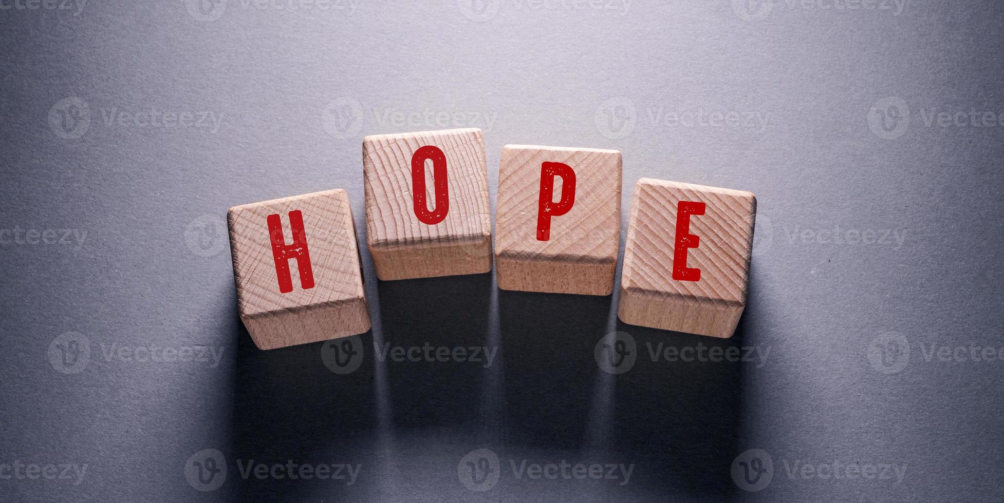 mot d'espoir avec des cubes en bois photo