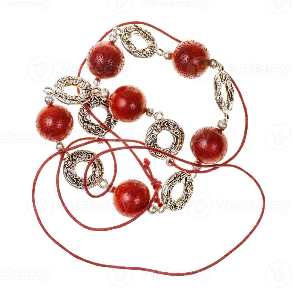 collier artisanal emmêlé de boules de corail rouge photo