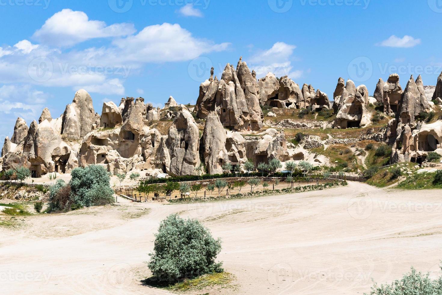 vue sur les anciennes églises rupestres près de la ville de goreme photo