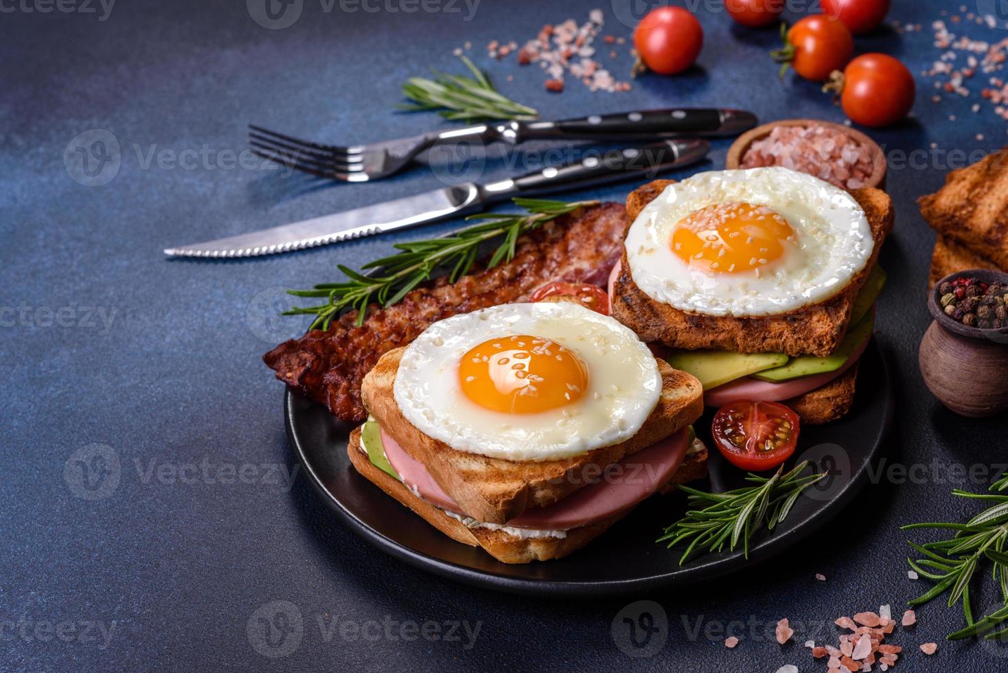 sandwichs frais et délicieux avec œuf au plat, jambon, beurre, avocat et graines de sésame photo