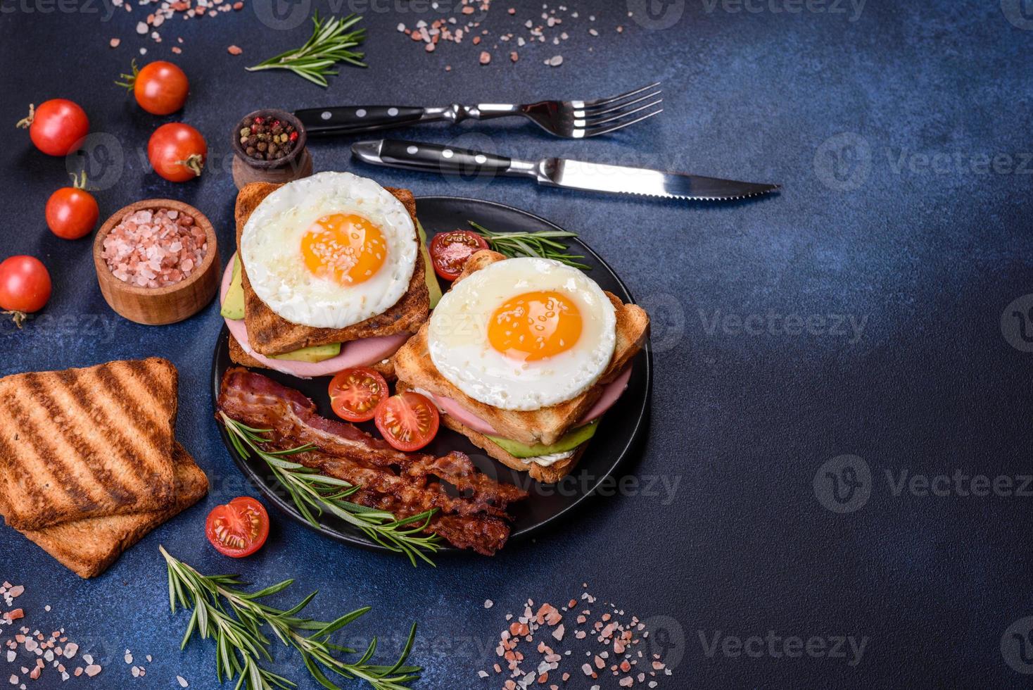 sandwichs frais et délicieux avec œuf au plat, jambon, beurre, avocat et graines de sésame photo