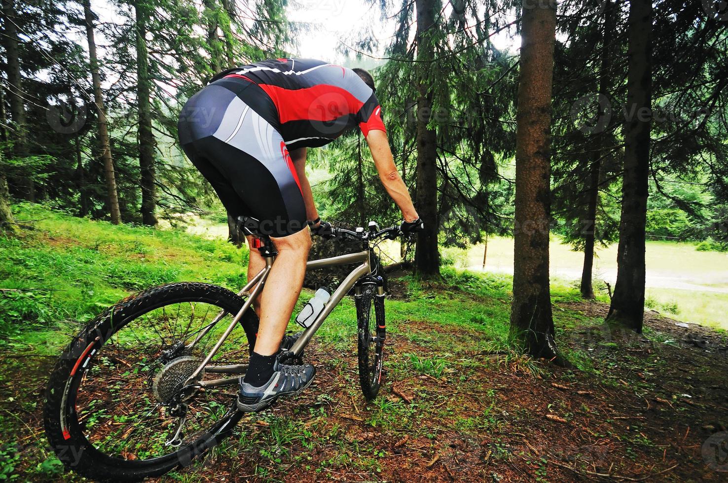 monter vélo homme en plein air photo