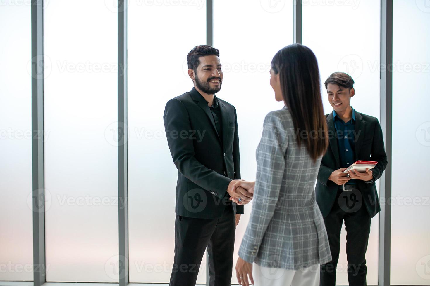 travail d'équipe accord coopération partenariat hommes d'affaires se serrant la main, serrant la main de deux hommes d'affaires au bureau. photo