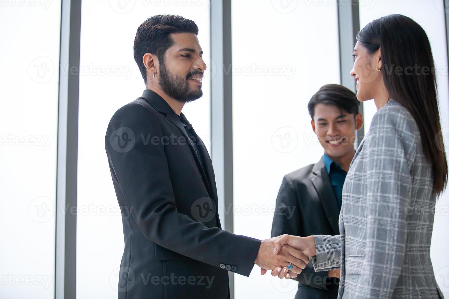 travail d'équipe accord coopération partenariat hommes d'affaires se serrant la main, serrant la main de deux hommes d'affaires au bureau. photo