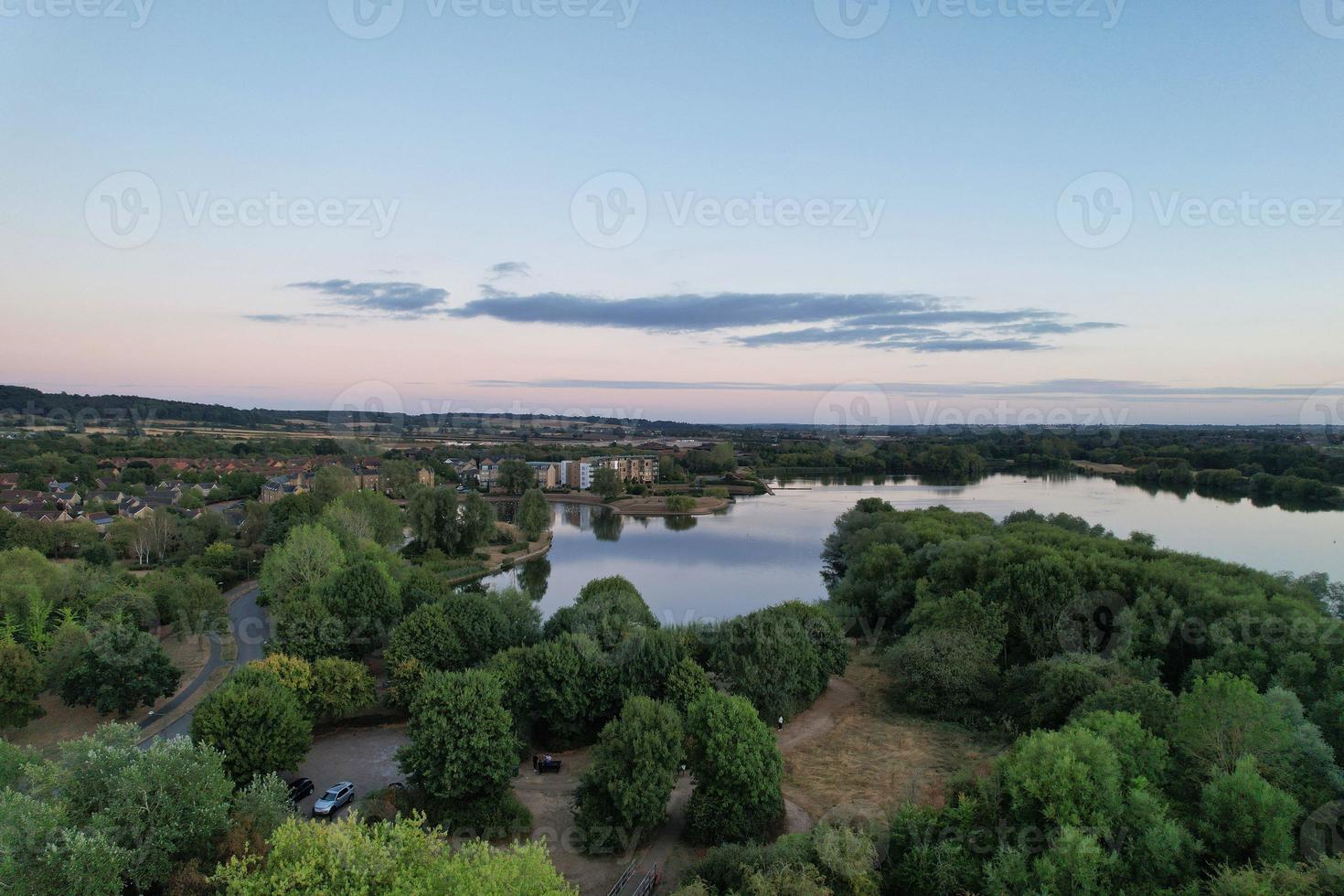 belle vue aérienne du magnifique lac de milton keynes angleterre uk photo