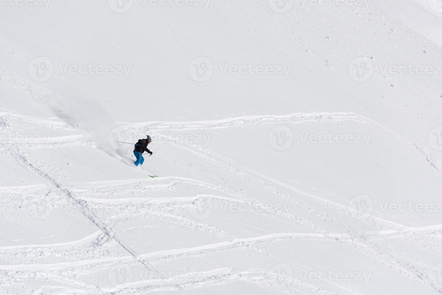 skieur freeride ski dans la poudreuse profonde photo