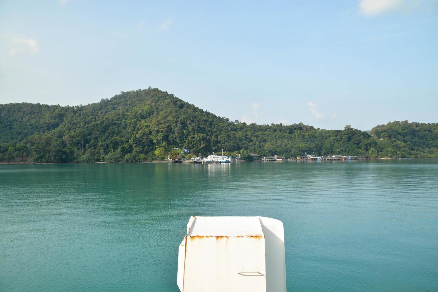 vue de derrière la poupe du ferry sur fond de montagne. instantané sur la vue du bateau. photo