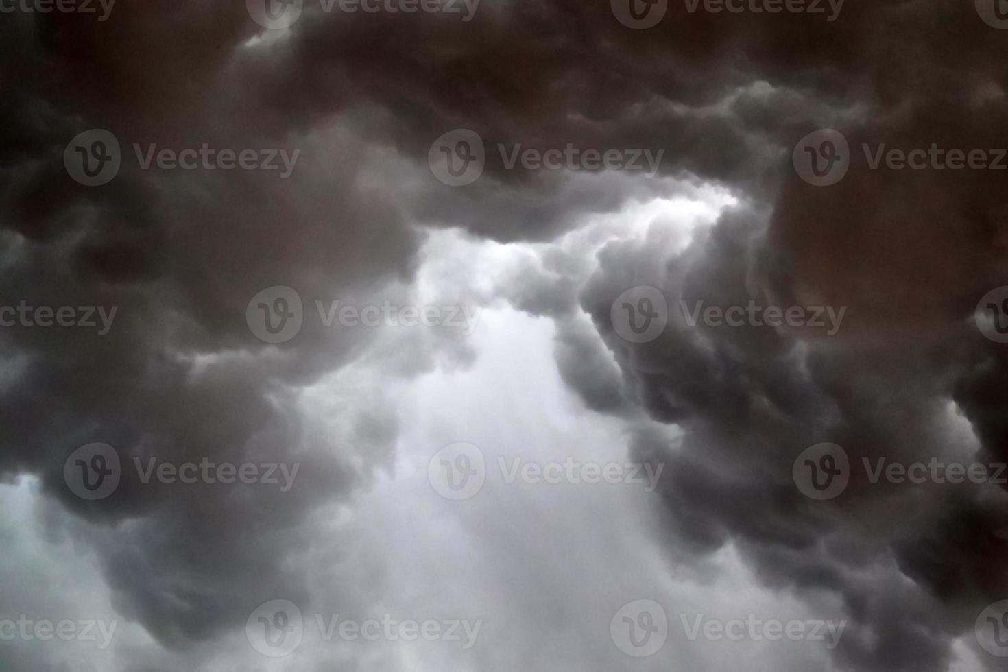 superbes formations de nuages sombres juste avant un orage photo