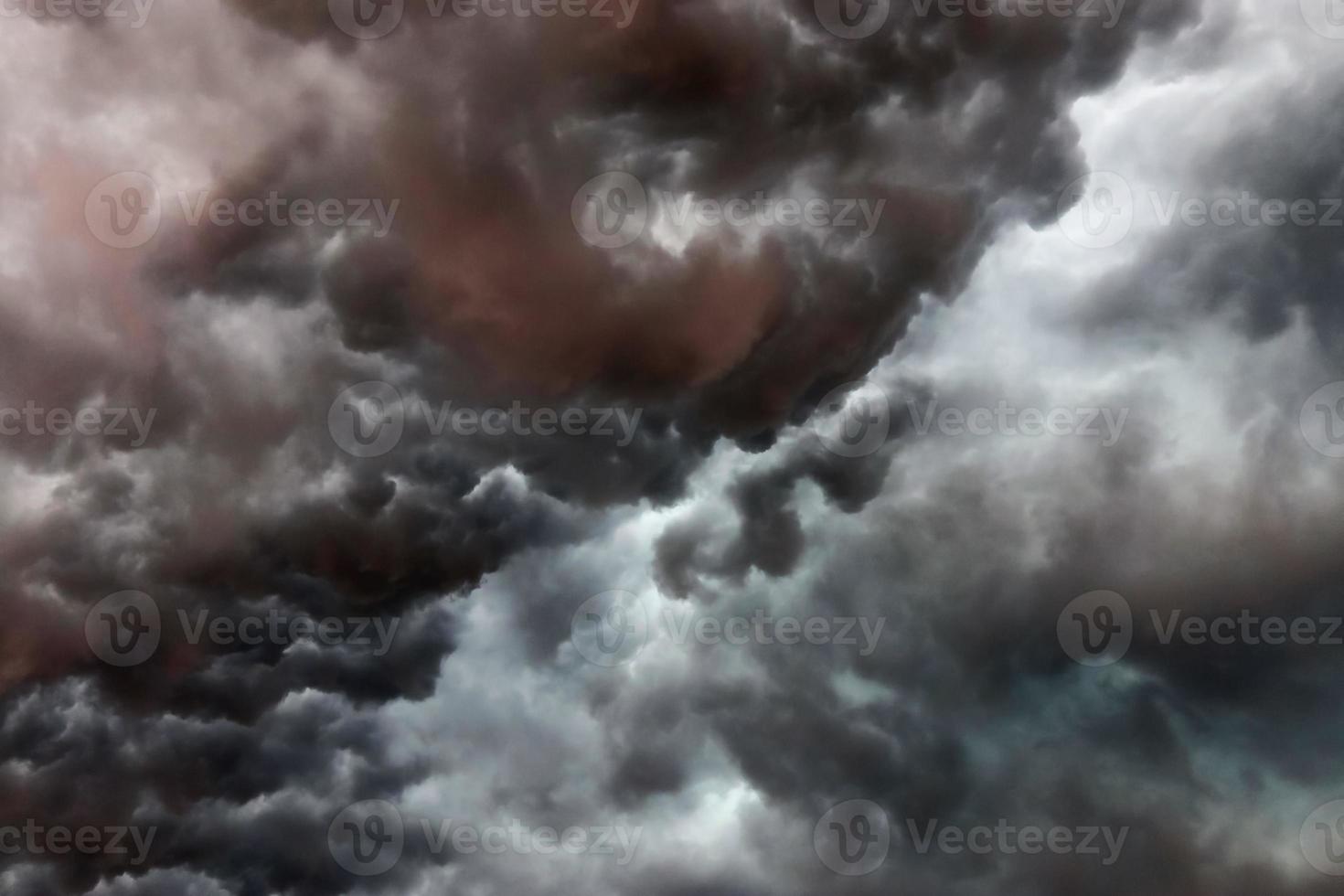 superbes formations de nuages sombres juste avant un orage photo