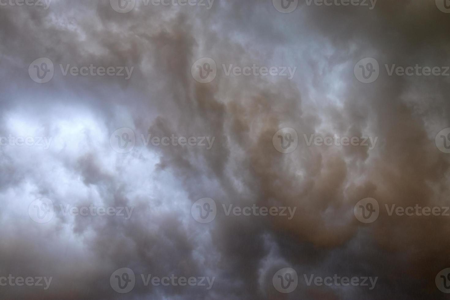 superbes formations de nuages sombres juste avant un orage photo