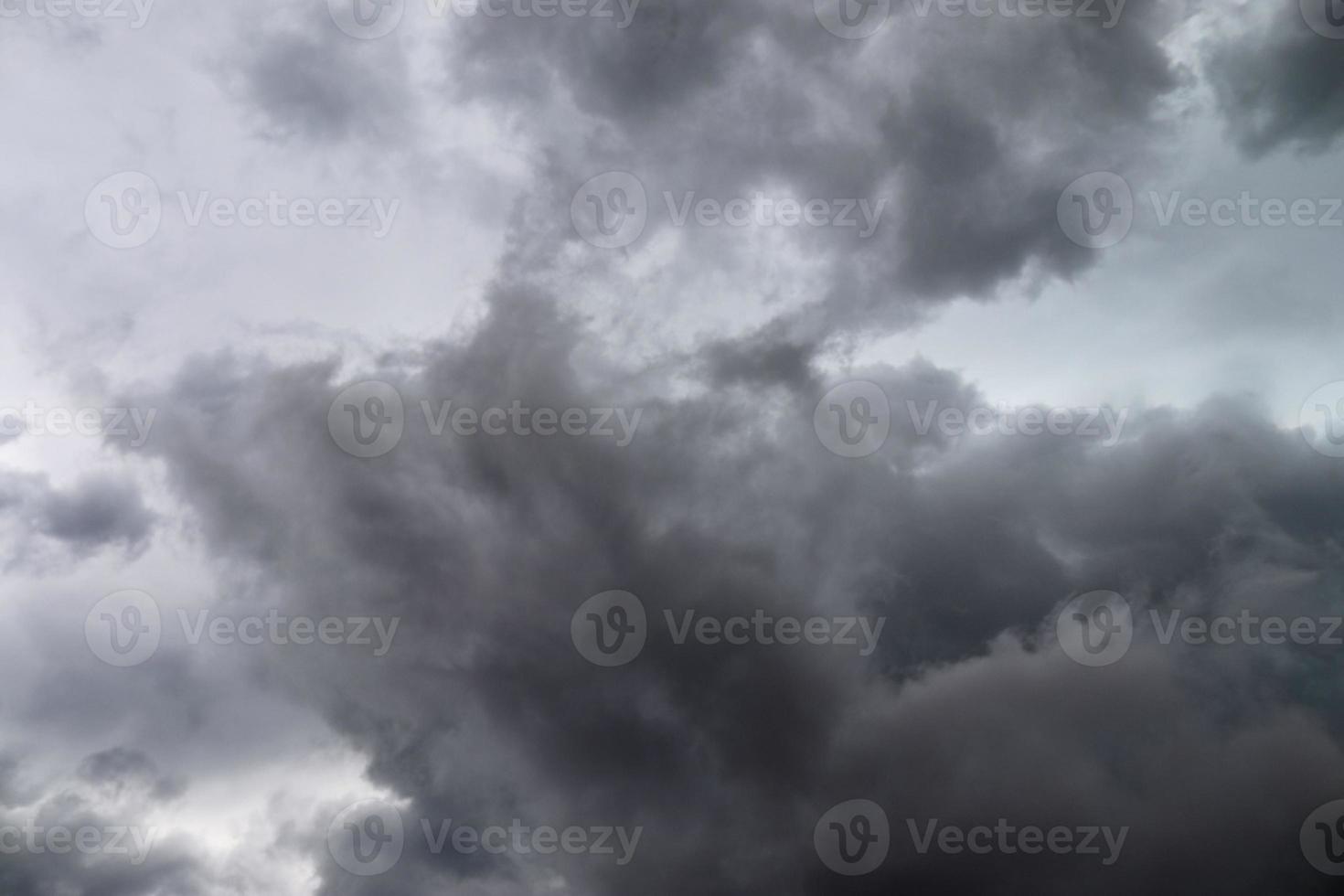 superbes formations de nuages sombres juste avant un orage photo