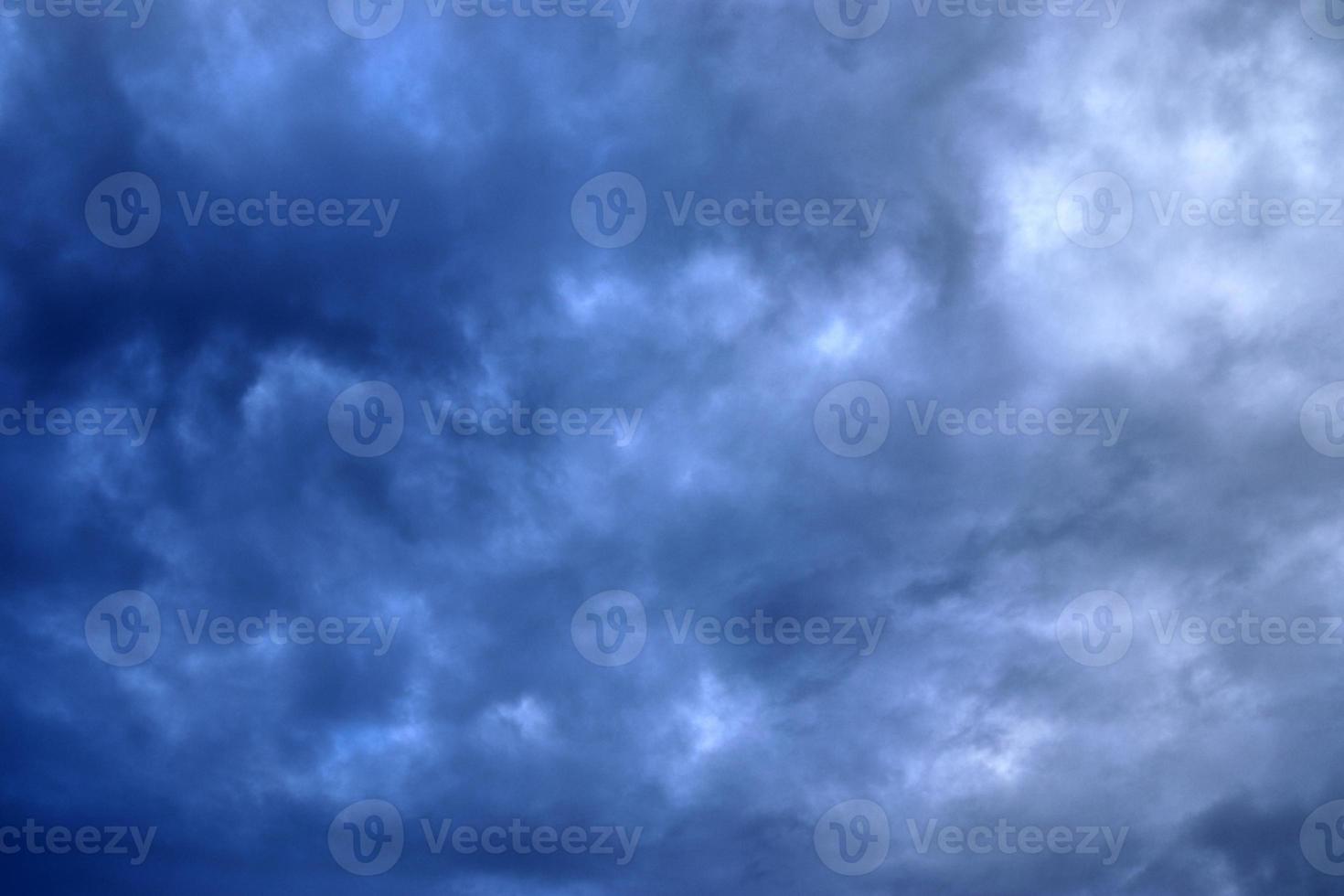 superbes formations de nuages sombres juste avant un orage photo