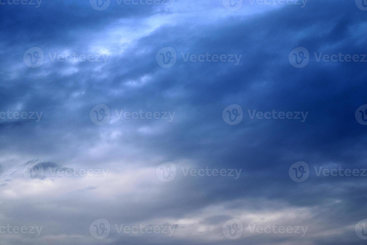 superbes formations de nuages sombres juste avant un orage photo