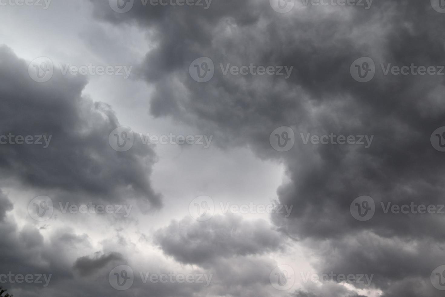 superbes formations de nuages sombres juste avant un orage photo