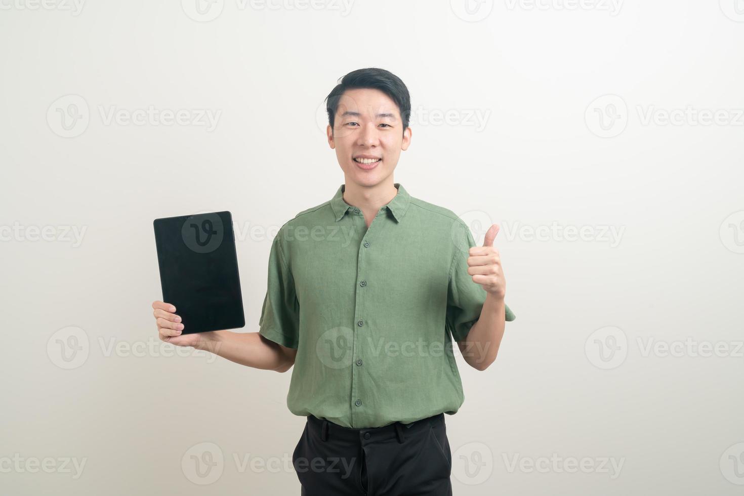 jeune homme asiatique utilisant une tablette photo