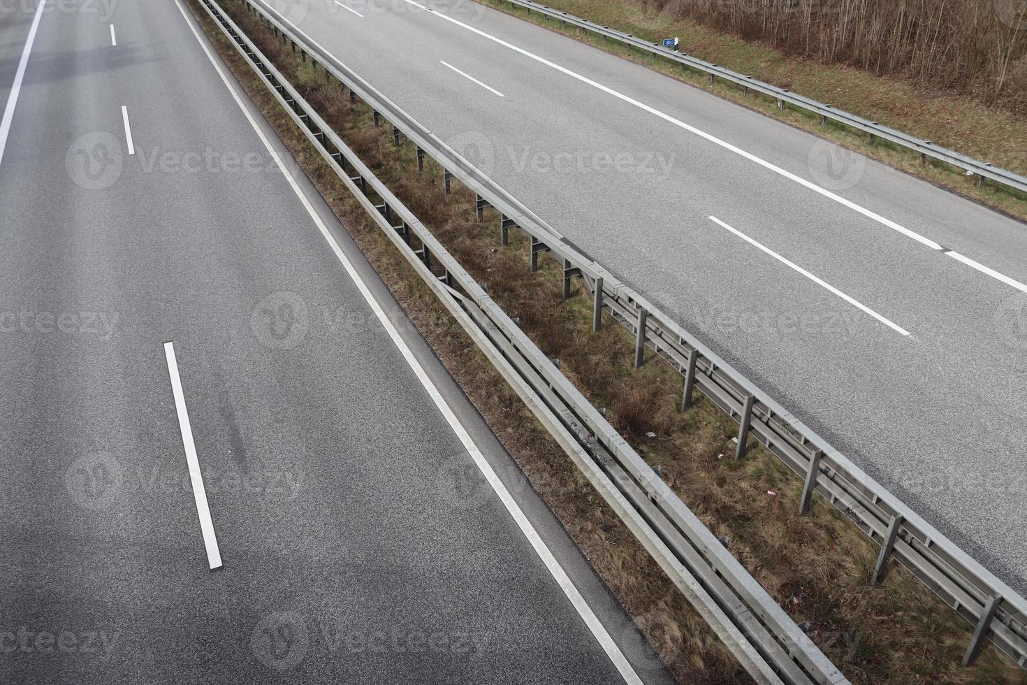 vue en perspective sur une autoroute européenne par une journée ensoleillée. photo