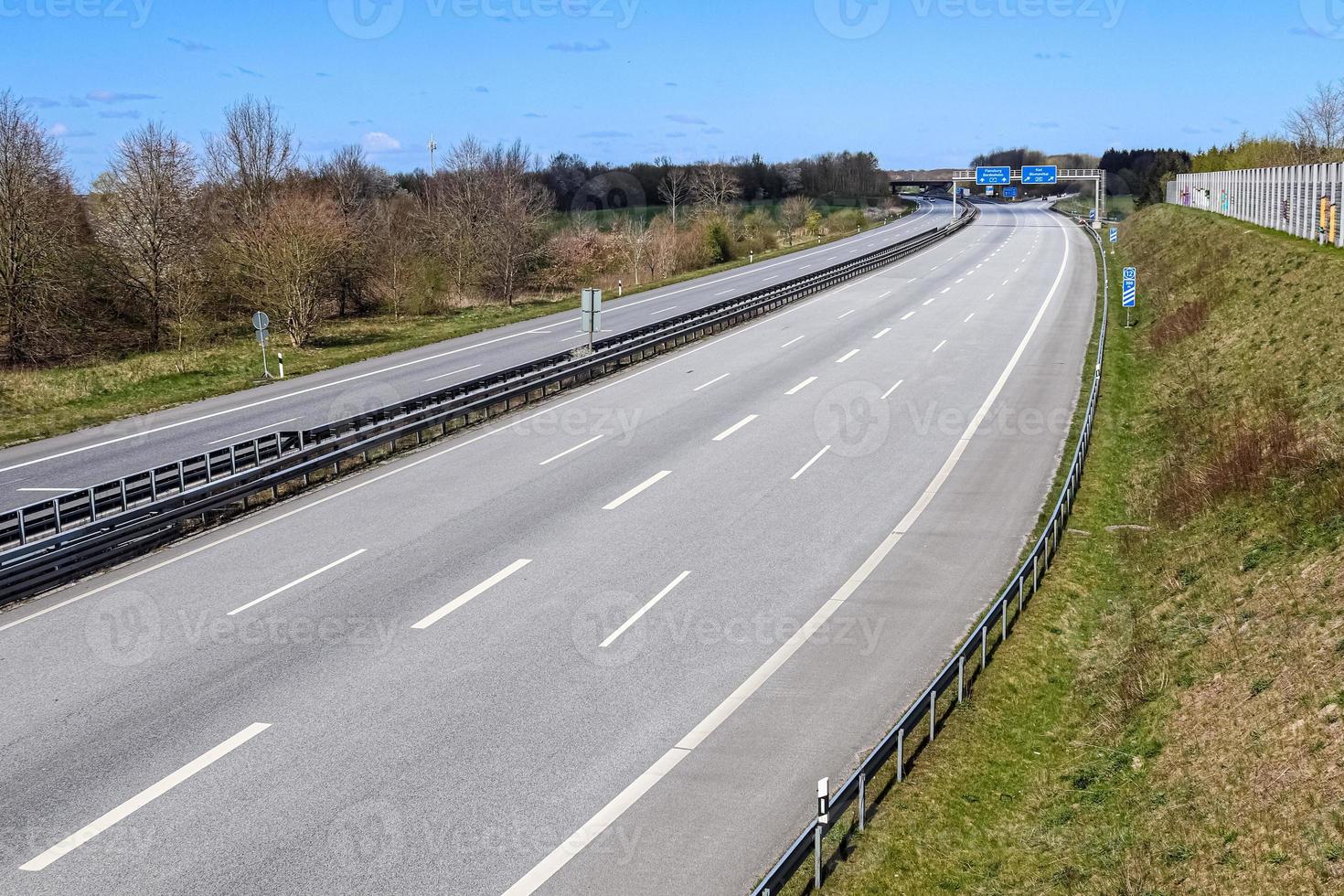 vue en perspective sur une autoroute européenne par une journée ensoleillée. photo