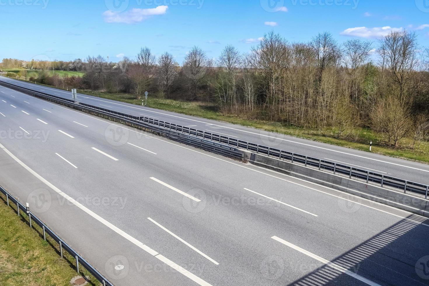 vue en perspective sur une autoroute européenne par une journée ensoleillée. photo