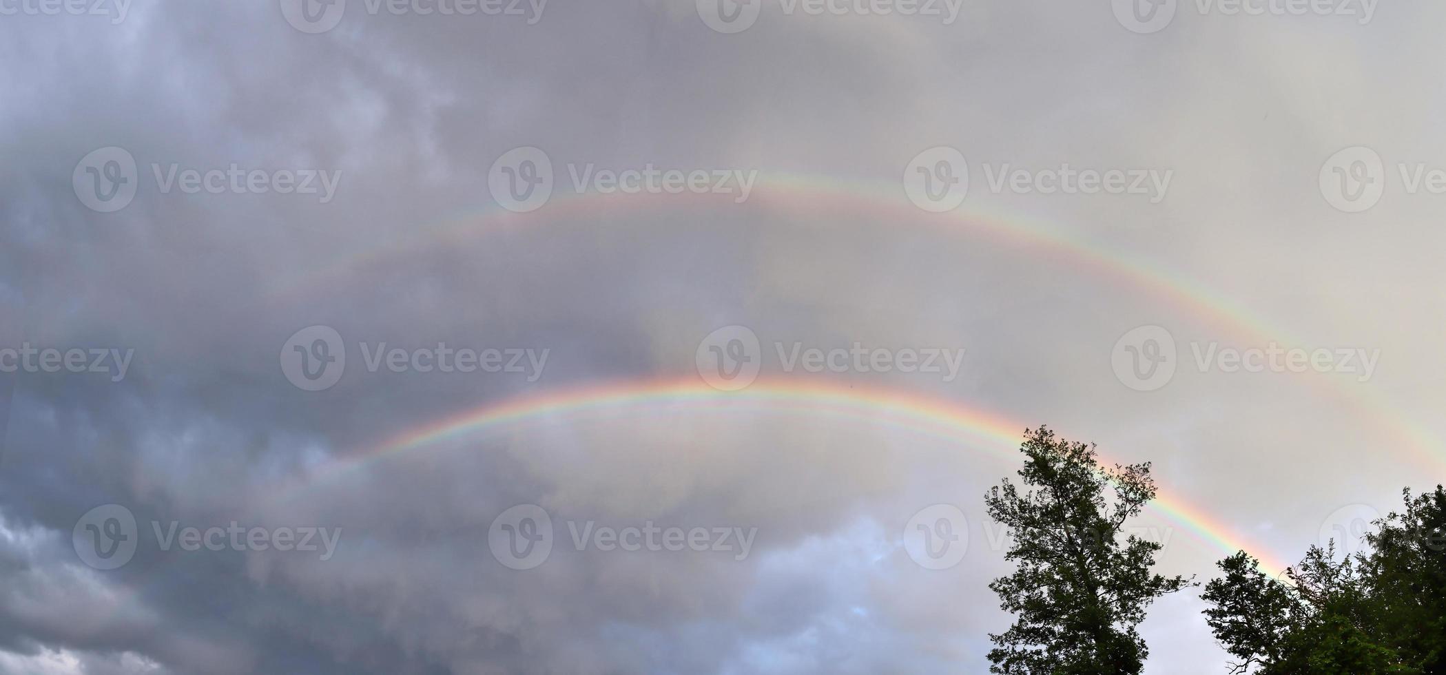 de superbes arcs-en-ciel doubles naturels et des arcs surnuméraires vus dans un lac du nord de l'allemagne photo