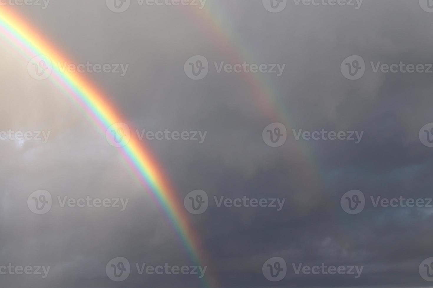 de superbes arcs-en-ciel doubles naturels et des arcs surnuméraires vus dans un lac du nord de l'allemagne photo