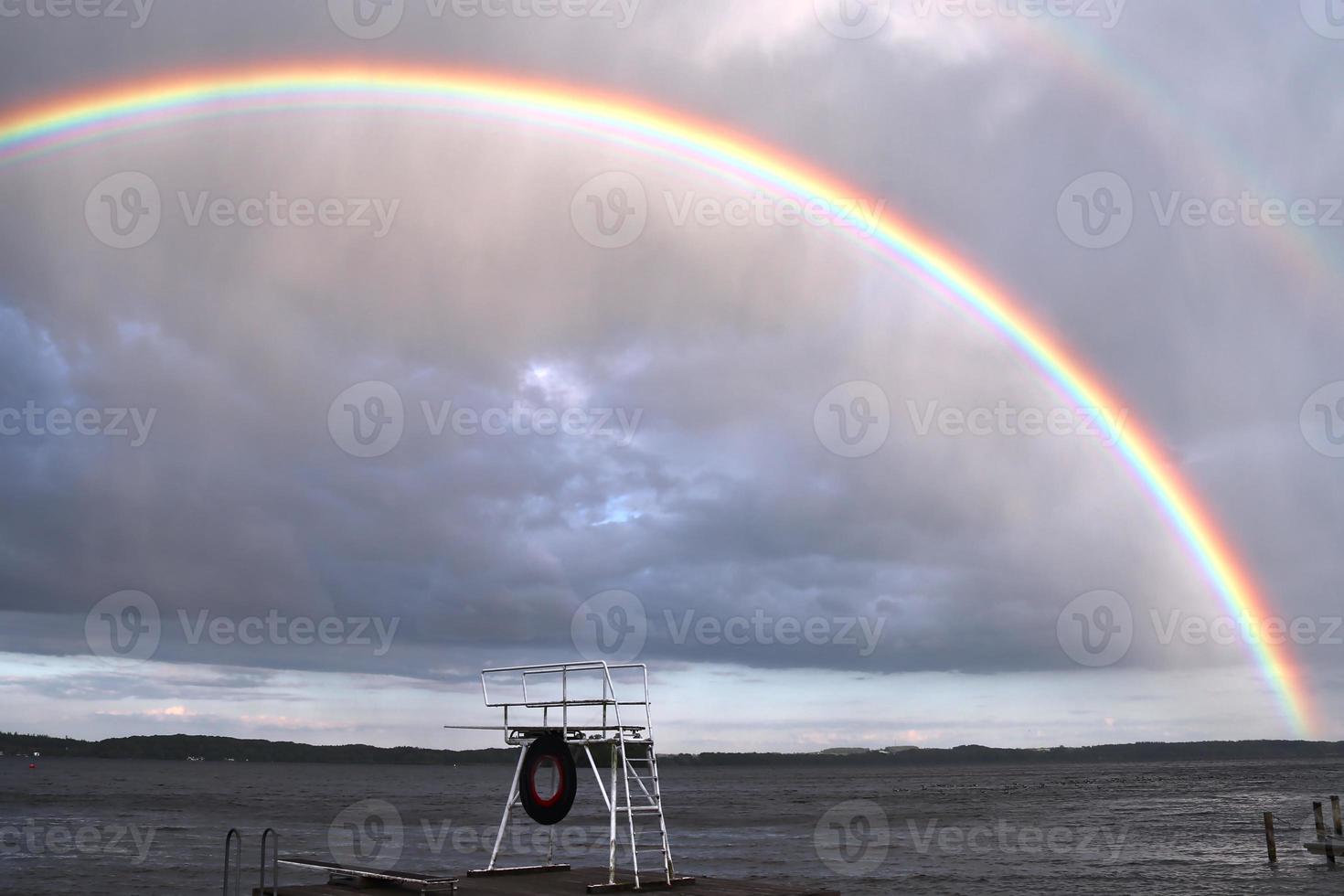 de superbes arcs-en-ciel doubles naturels et des arcs surnuméraires vus dans un lac du nord de l'allemagne photo