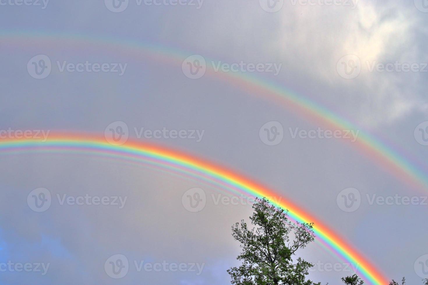 de superbes arcs-en-ciel doubles naturels et des arcs surnuméraires vus dans un lac du nord de l'allemagne photo