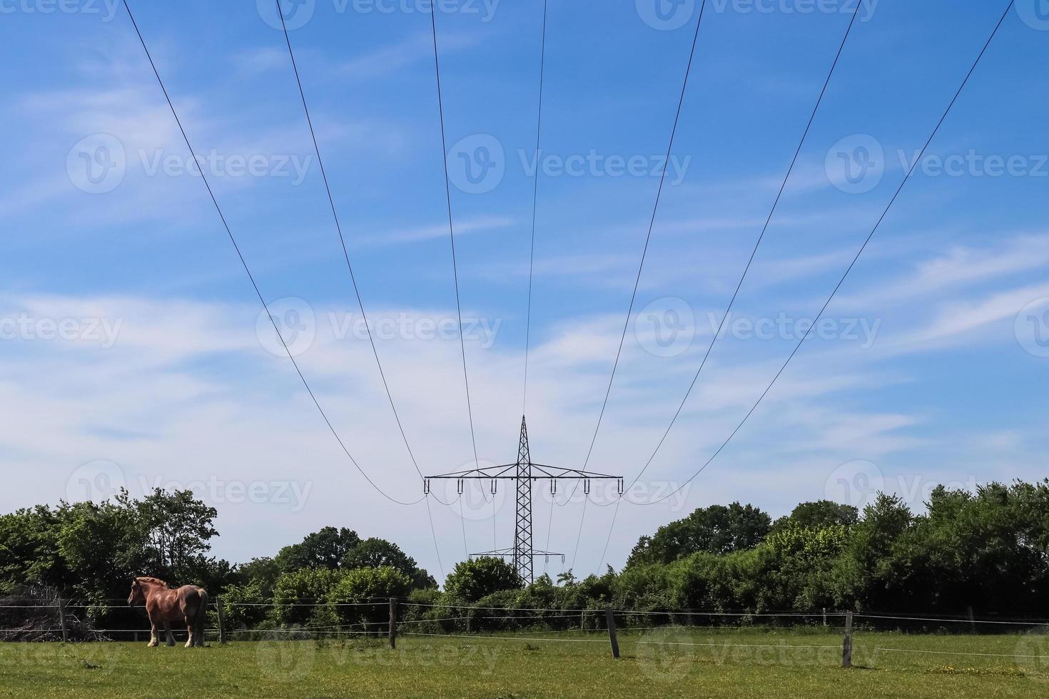 vue de très grands pylônes électriques avec des câbles haute tension à partir d'une voiture en mouvement. photo