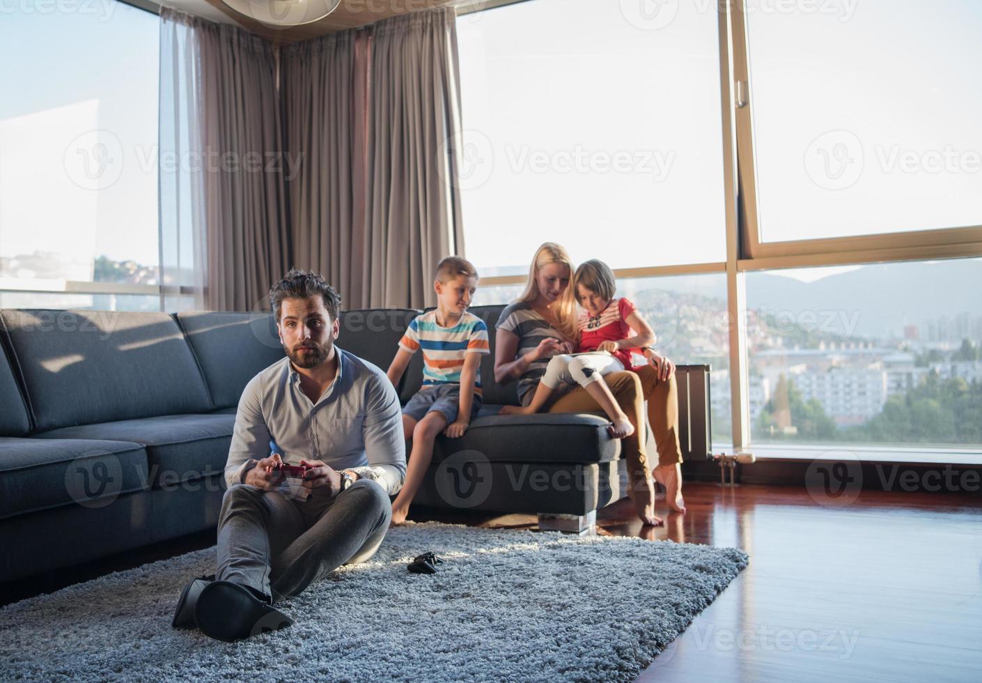 famille heureuse jouant à un jeu vidéo photo