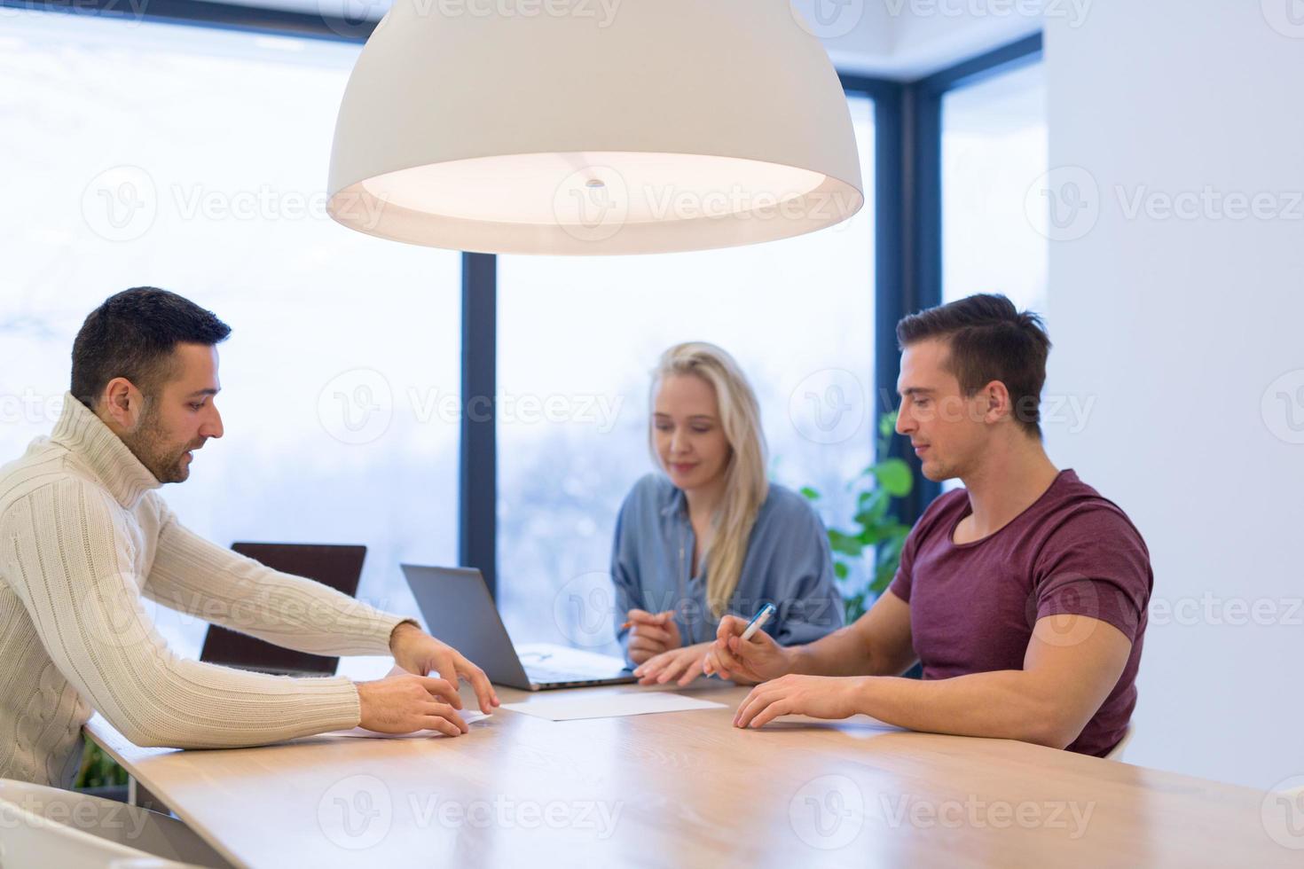 équipe commerciale de démarrage lors d'une réunion dans un immeuble de bureaux moderne photo