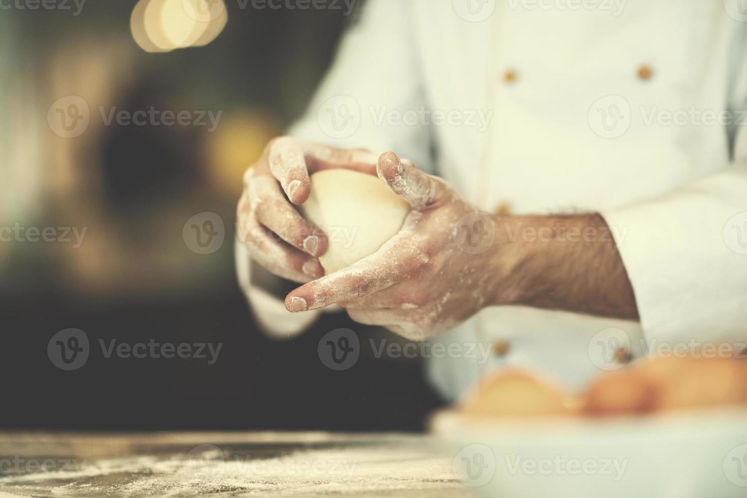 mains de chef préparant la pâte pour la pizza photo