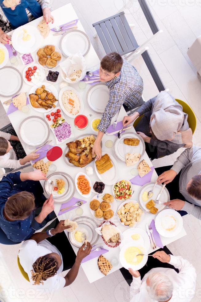 vue de dessus de la famille musulmane multiethnique moderne ayant une fête du ramadan photo