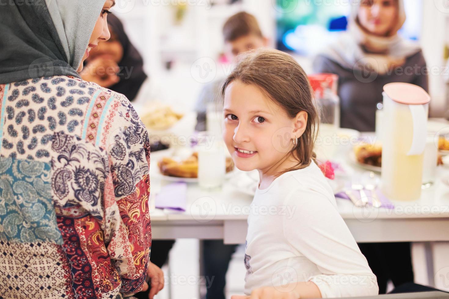 jolie petite fille profitant d'un dîner iftar en famille photo