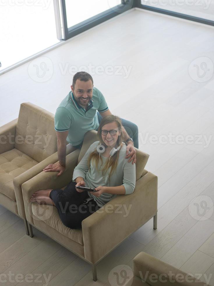 couple se détendre à la maison avec des tablettes photo