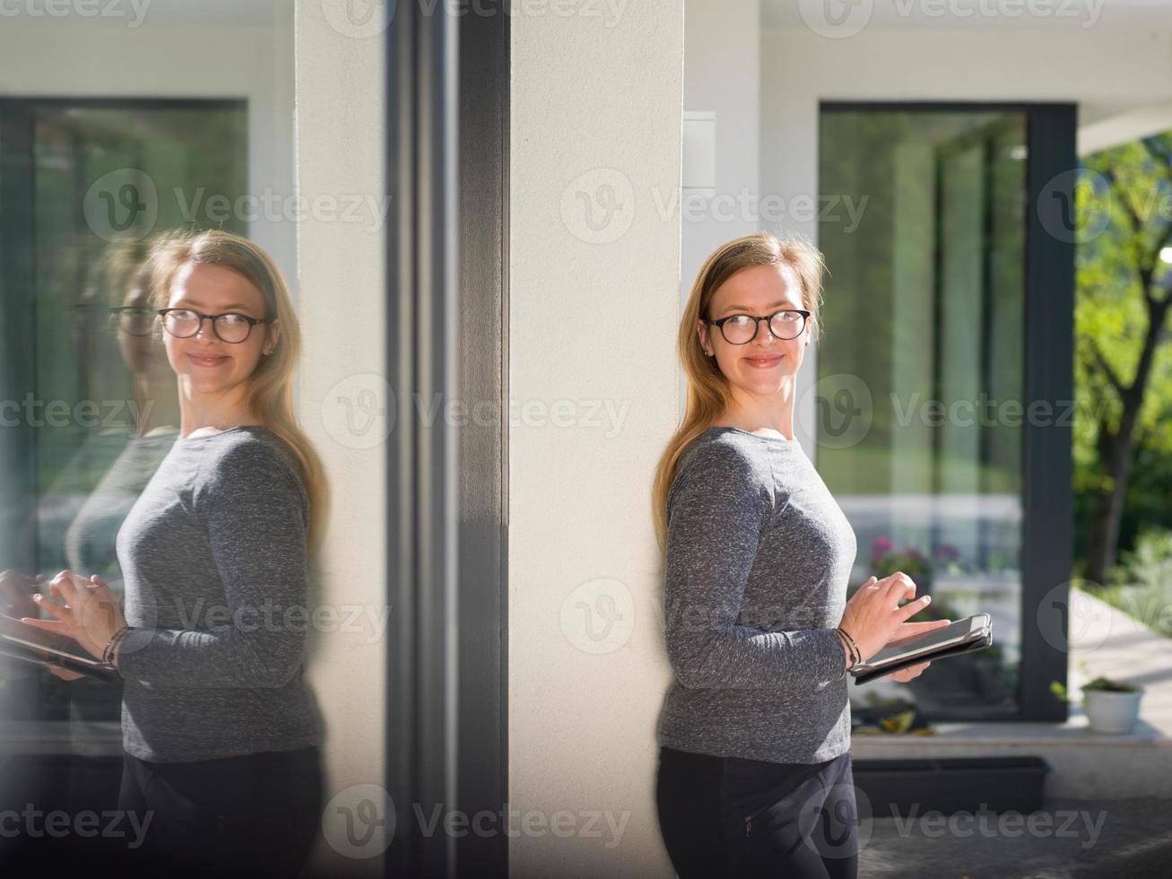 femme au bureau photo