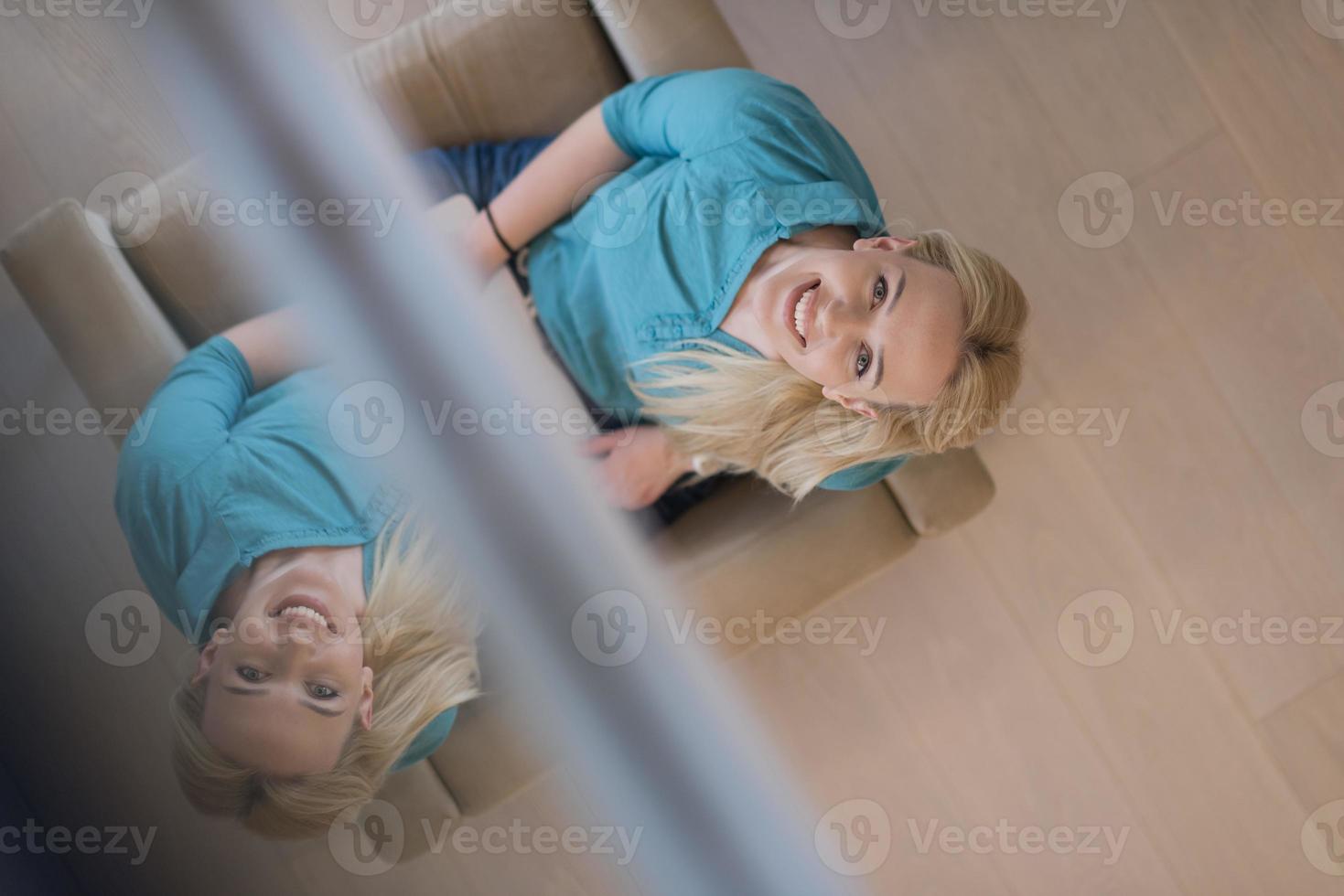 jeune femme utilisant un ordinateur portable à la maison vue de dessus photo