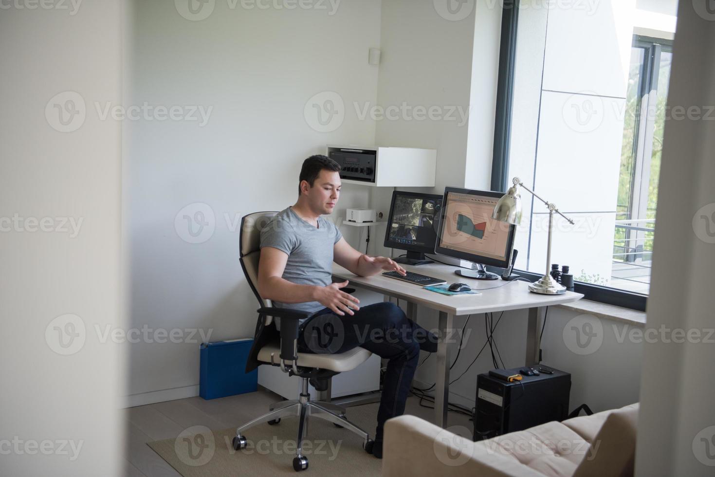 homme dans un bureau photo